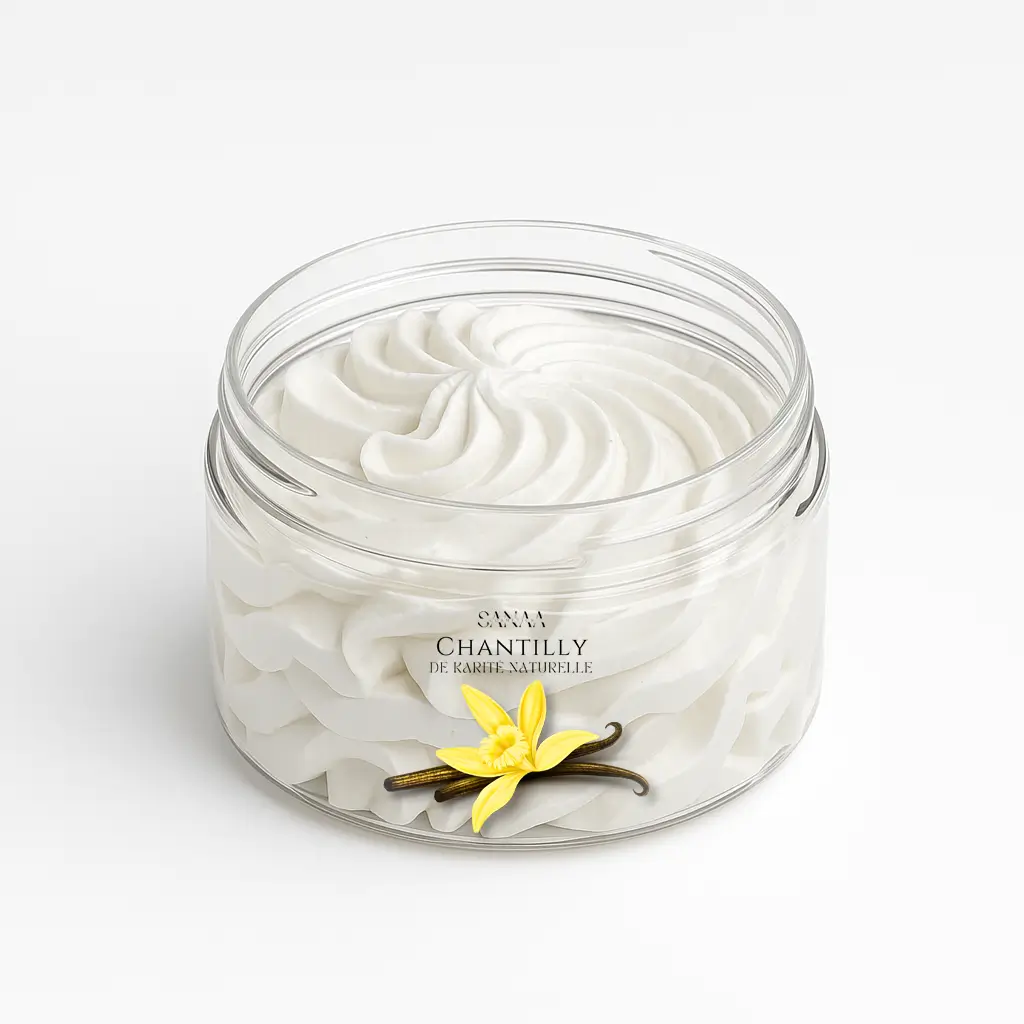 Pot ouvert de chantilly de karité Vanille Sanaa Cosmetics et sa texture fouettée
