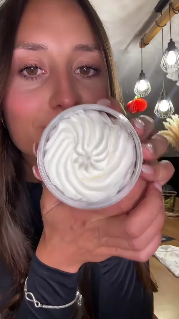 Présentation de la texture fouettée d’un soin Sanaa Cosmetics