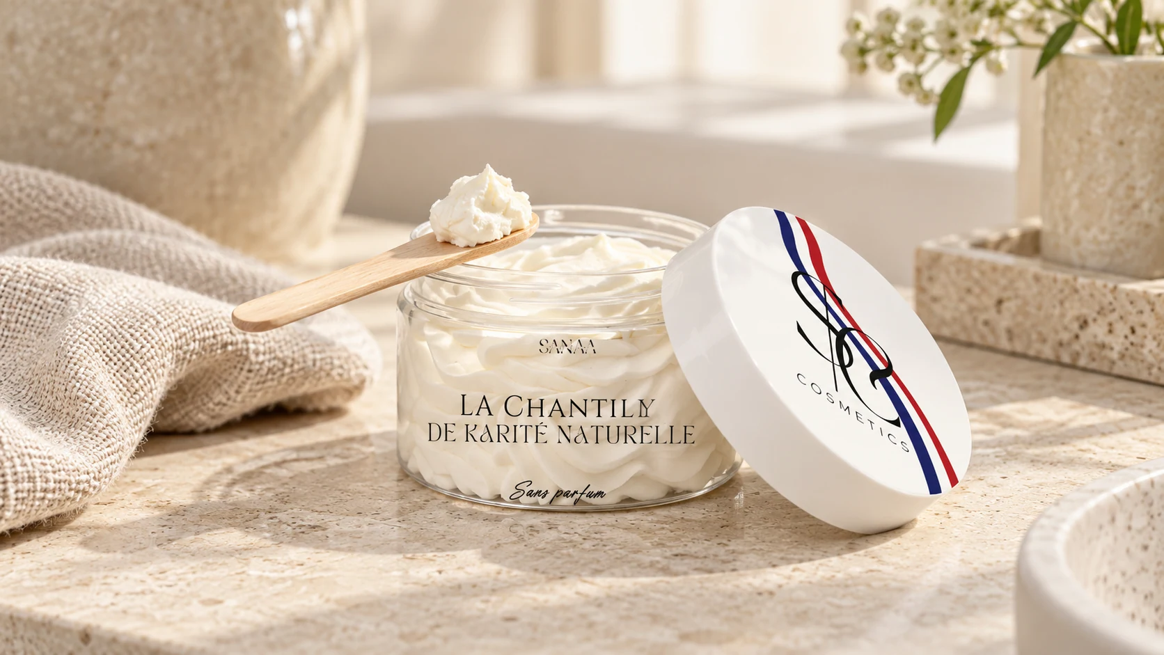 Une petite quantité de chantilly Sanaa Cosmetics prélevée avec une spatule propre