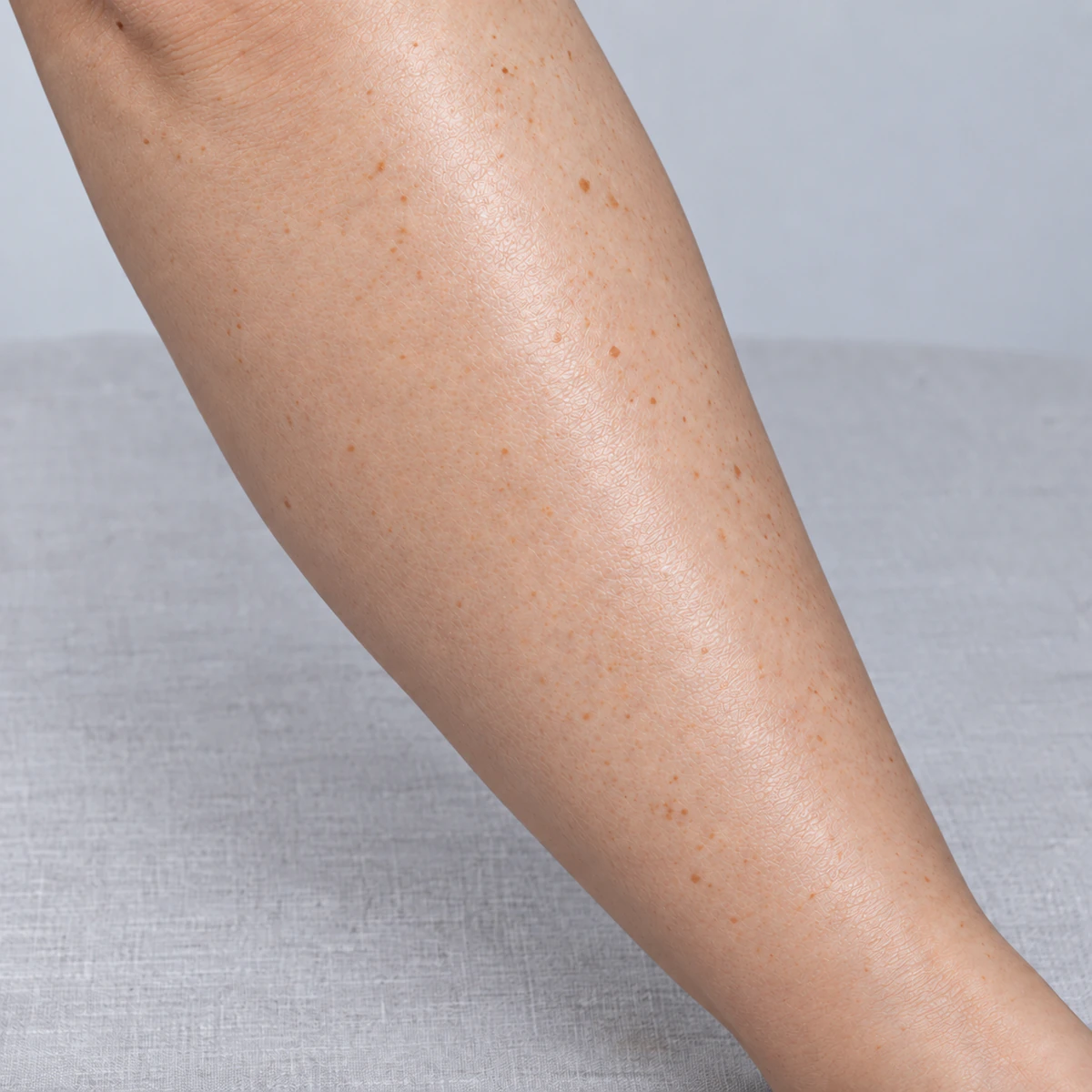 Même jambe dans une position légèrement différente, avec une peau plus lisse et satinée