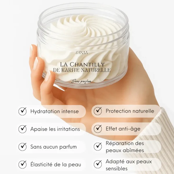 Bienfaits de la chantilly de karité naturelle pour la peau Pot de chantilly de karité naturelle tenu en main, illustrant les bienfaits pour la peau sensible