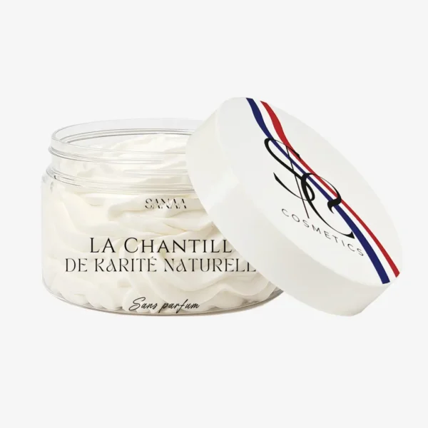 Chantilly de karité naturelle – pot ouvert Sanaa Cosmetics Pot ouvert de chantilly de karité naturelle avec couvercle Sanaa Cosmetics aux couleurs françaises